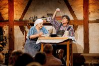Comedy Scheune – Aus der Flädlessuppe von Lena (Hillu Stoll) fischt Mattheis (Franz Auber) alte Putzlumpen heraus.