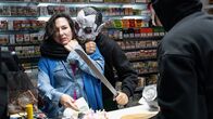 Die Chefin – Die Chefin Die von der anderen Seite Zwei Maskierte überfallen einen Kiosk und bedrohen die Kioskbetreiberin mit einer Machete: Anna Grisebach als Anna Zeitler (l.) Copyright: SRF/ZDF/Michael Marhoffer