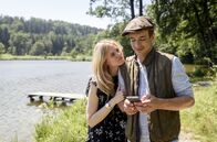 Sturm der Liebe – Alicia (Larissa Marolt, l.) und Viktor (Sebastian Fischer, r.) freuen sich auf ihre Hochzeit.