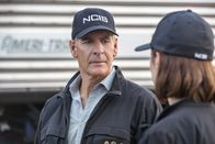 Navy CIS: New Orleans – Nachdem ein Passagier dem Navy Offizier Mark Jacoby dabei geholfen hat, im Zug einen Verrückten mit einer Waffe zu überwältigen, wollen Pride (Scott Bakula) und sein Team mit dem tapferen Helden sprechen. Doch der will anscheinend nicht gefunden werden ...