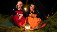 Checkerin Marina – Mit Pfadfinderin Jojo (links) baut Marina ein echtes Pfadfinder-Zelt auf, übernachtet darin, lernt Spuren zu lesen und Feuer zu machen.