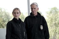 Navy CIS – Ellie Bishop (Emily Wickersham, l.); Leroy Jethro Gibbs ( Mark Harmon, r.)
