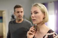 Sturm der Liebe – Desirée (Lousia von Spies, r.) erhält im Beisein von Nils (Florian Stadler, l.) eine schlechte Nachricht.