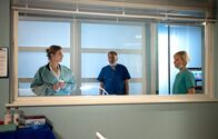 In aller Freundschaft – Dr. Kathrin Globisch (Andrea Kathrin Loewig, re.) hat die Sedierung bei Katja Brückners (Julia Jäger, li.) Noch-Ehemann vollständig entfernt, er zeigt jedoch keinerlei Reaktion. Als Roland Heilmann (Thomas Rühmann, mi.) Katja bittet, in seinem Büro einen Tee zu trinken, ahnt Katja, dass Roland mit ihr über die Patientenverfügung reden muss.