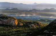 Rohstoffe der Zukunft – Umgeben von weiter Landschaft liegt eine Platinmine in Südafrika.