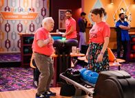 Call Me Kat – Phil (Leslie Jordan, l.); Kat (Mayim Bialik, r.)