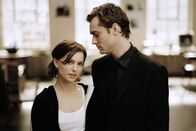 Hautnah – Kaum ein Paar, da müssen Alice (Natalie Portman, l.) und Dan (Jude Law, r.) auch schon erkennen, dass alles im Leben aus Täuschung und Heuchelei besteht ...