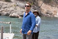 The Mallorca Files – Als Max (Julian Looman, l.) zusammen mit Bootsfahrer Adrian (Miquel Garcia Borda, r.) die Insel "Dragonera" betritt, wird ihm mit Entsetzen klar: Dieser Ort ist für Männer nicht nur verboten – er ist lebensgefährlich.