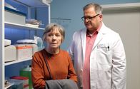 In aller Freundschaft – Hans-Peter (Michael Trischan) platzt die Hutschnur. Seit morgens ist seine Mutter Luise (Monika Lennartz) in der Klinik und er will endlich wissen, was los ist. Krank ist sie jedenfalls nicht. Als sie ihm erzählt, dass ihr die alten Leute in der Seniorenresidenz auf den Wecker gehen und sie sich einfach noch nicht "reif" genug dafür fühlt, lenkt Hans-Peter ein.
