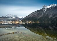 Winter im Ausseerland – Schöner See und Dorf Altaussee, Ausseerland, Salzkammergut, Österreich.