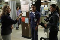 Code Black – Code Black Staffel 2, Folge 10 Erschwerte Kommunikation zwischen Ärzten und der taubstummen Patientin: Marlee Matlin als Kathy Byrne, Noah Gray-Cabey als Dr. Elliot Dixon, Marcia Gay Harden als Dr. Leanne Rorish. Copyright: SRF/2016 ABC Studios