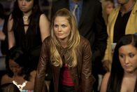 Warrior – Um seine Familie vor dem finanziellen Ruin zu retten, beginnt Brendan Conlon wieder, an Mixed-Martial-Arts-Turnieren teilzunehmen. Seine Frau Tess (Jennifer Morrison, M.) ist zunächst total entsetzt ...
