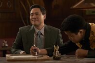 Fresh off the Boat – Louis Huang (Randall Park, l.); Eddie Huang (Hudson Yang, r.)