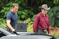 Hawaii Five-0 – Ein neuer Fall führt Steve (Alex O'Loughlin, l.) und sein Team zu Ray Harper (Tim Daly, r.). Doch hat er wirklich etwas damit zu tun?