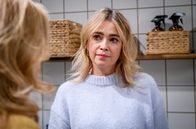 Sturm der Liebe – Greta (Laura Osswald, r.) hadert vor Yvonne (Tanja Lanäus, l.) damit, ob sie sich öffentlich zu Noah bekennen soll.