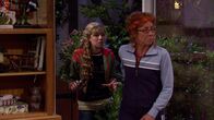 iCarly – L-R: Sam Puckett (Jennette McCurdy), Ms. Francine Briggs (Mindy Sterling)