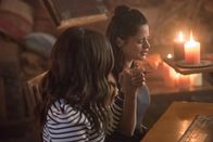 Charmed – Maggie (Sarah Jeffery, l.); Mel (Melonie Diaz, r.)