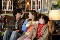 The Middle – Während Frankie und Charlie davon sprechen, möglicherweise auszuziehen, haben deren Kinder eigene Probleme. Axl (Charlie McDermott, l.) täuscht eine Krankheit vor, Sue (Eden Sher, M.) muss einen Sketch für die Schule proben und Brick (Atticus Shaffer, r.) zitiert auf einmal Shakespeare ...