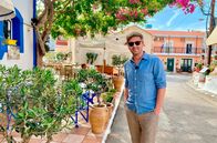 Was kostet... – Moderator Johannes Zenglein hat sich eine Pauschalreise auf die Insel Kreta gebucht. In 5 Tagen will er möglichst viel erleben. Und das für unter 1.000 Euro.