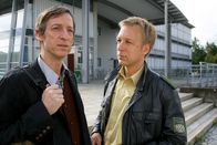 Die Rosenheim-Cops – Als das Alibi von Prof. Franz Blum (Christian Wittmann, l.) wackelt, wird Polizist Michael Mohr (Max Müller, r.) misstrauisch.
