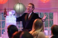 Dr. House – House (Hugh Laurie) bei der von den Kollegen organisierten Junggesellenabschiedsparty für Chase.