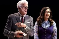 The Good Place – Michael (Ted Danson, l.); Janet (D'Arcy Carden, r.)