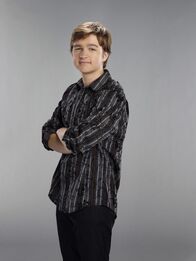 Two and a Half Men – (9. Staffel) - Der etwas begriffsstutzige Jake Harper (August T. Jones) liebt das Essen und Fernsehen ...