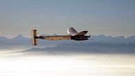 World's most Extreme – Das Solar Impulse 2 wird allein durch die 17.000 Solarzellen auf seinen Tragflächen angetrieben.