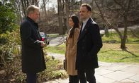 Elementary – Als zwei Männer ermordet werden, zieht Captain Gregson (Aidan Quinn, l.) Holmes (Jonny Lee Miller, r.) und Watson (Lucy Liu, M.) zu dem Fall hinzu. Die finden bald heraus, dass diese Männer selbst einen Mord inszenieren wollten ...