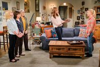 Mom – v.l.n.r.) Jill (Jaime Kennedy); Wendy (Beth Hall); Marjorie (Mimi Kennedy); Bonnie (Allison Janney); Christy (Anna Faris)
