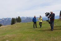 Gipfeltreffen (BR) – Werner Schmidbauer und Sabine Sauer bei der Gipfelbrotzeit auf dem Rehleitenkopf (1338 m).; Werner Schmidbauer und Sabine Sauer auf dem Weg zum Rehleitenkopf (1338 m) - mit Kameramann.
