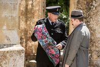 Father Brown – Sergeant Goodfellow (John Burton, l.) zeigt Inspector Mallory (Jack Deam, r.) einen Schal, der er in der Nähe des Tatorts gefunden hat. Dieser Schal gehört Bunty, was sie umgehend zur Verdächtigen macht.