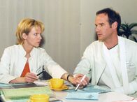 In aller Freundschaft – MDR Fernsehen IN ALLER FREUNDSCHAFT FOLGE 189, "Der Stellvertreter" Uhr. Simoni glaubt nicht an die Führungsqualitäten von Dr. Kreutzer (Johannes Steck), da seine Vorstrafe immer wieder ein Thema wird. Achim gerät in eine Sinnkrise, in der Kathrin (Andrea Kathrin Loewig) nur schwer Trost spenden kann.