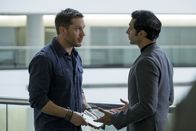 Venom – Eddie (Tom Hardy, l.) interviewt Carlton Drake (Riz Ahmed, r.).