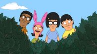 Bob's Burgers – Louise (2.v.l.), Gene (r.) und Tina (2.v.r.) arbeiten mit Darryl (l.), einem Nerd der Schule, zusammen, um durch ein Teleskop den Strand zu beobachten. Dort läuft aktuell nämlich eine sehr erfolgreiche Kampagne: Mach dich nackig für Essen!