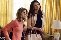 Speechless – Savannah (Mia Ferjulian, l.); Becca (Michaela Watkins, r.)