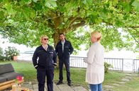 WaPo Bodensee – Richterin Marla Kohnen (Elisabeth Brück, r.) wird von Nele Fehrenbach (Floriane Daniel, l.) und Jakob Frings (Max König, M.) zu dem toten Ornithologen befragt. Dieser kämpfte für den Naturschutz und war ein "Intensivkläger".