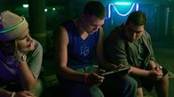Stabil – Line (Sarah Schobes, li.), "Fresse" (Beren Zint, Mitte) und Killer (Uhud Karacoç, re.) feiern eine illegale Party und zocken dabei.