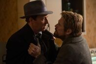 Motherless Brooklyn – Edward Norton (Lionel Essrog), Willem Dafoe (Paul Randolph).