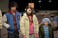 The Middle – Ihre Mutter versprichtihnen, sie mit ihren Nörgeleien in Ruhe zu lassen, wenn Axl (Charlie McDermott, l.), Sue (Eden Sher, M.) und Brick (Atticus Shaffer, r.) dafür all ihre Aufgaben zuverlässig erledigen ...