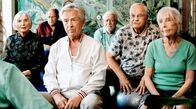 Der letzte Wille – Eigentlich ist Musikstunde mit Sophie (Hannah Walther, ganz links im Anschnitt) angesagt. Aber Marlene (Katharina Matz, li.), Ludger (Hartmut Volle, 2.v.li.), Horst (Willem Menne, 3.v.li.), Walter (Jochen Striebeck, 3.v.re.), Heinrich (Christian Pätzold, 2.v.re.) und Käthe (Sabine Hahn, re.) fühlen sich vernachlässigt und treten in den Streik für besseres Essen.