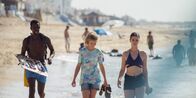 Sunburned – Claire (Zita Gaier, l) und ihre ältere Schwester (Nicolais Borger) machen einen Strandspaziergang.
