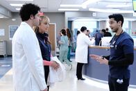 Atlanta Medical – (v.l.n.r.) Ezra Dreyfuss (Eli Gelb); Eline Harris (Megyn Price); Dr. Devon Pravesh (Manish Dayal)