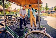 neoriginal: Like a Loser – Missetat begangen: Julian (Ben Münchow, l.) und Ernst (Diyar Ilhan, r.) haben Janniks Fahrrad in seine Einzelteile zerlegt. Das soll ihm eine Lehre sein, sich mit dem Vater-Sohn-Duo anzulegen.
