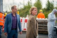 Marie Brand – Marie Brand (Mariele Millowitsch, M.) und Jürgen Simmel (Hinnerk Schönemann, l.) ermitteln am Tatort und schauen zum zerstörten Baucontainer.