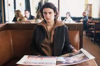 Berlin - Eine Stadt sucht den Mörder – Lena Schumann (Annett Renneberg) liest entsetzt den Artikel über den Taxi-Mörder.