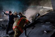 Mayday - Alarm im Cockpit – A rescuer (played by a background actor) calls for help as a firefighter (played by background actor) peers inside the wreckage of Continental Airlines Flight 1713.