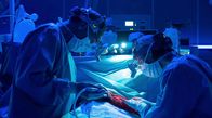 In aller Freundschaft – Während eines Not-Eingriffs fällt nun auch im OP das Licht aus. Dr. Maria Weber (Annett Renneberg) und Dr. Kai Hoffmann (Julian Weigend) können den Eingriff aber nicht abbrechen. Das OP-Personal (Komparsen) unterstützt die beiden Ärzte mit dem Licht ihrer Handys, aber es reicht nicht für eine präzise Sicht.