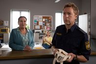 Die Rosenheim-Cops – Frau Lange (Sarah Thonig, M.) beobachtet gespannt, wie Frau Grasegger (Ursula Maria Burkhart, l.) versucht, Polizeihauptmeister Mohr (Max Müller, r.) beizubringen, dass die Bücher noch nicht signiert sind.
