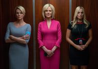 Bombshell - Das Ende des Schweigens – Moderatorin Megyn Kelly (Charlize Theron, l.) und die Newcomerin Kayla Pospisil (Margot Robbie, r.) müssen nun auch Farbe bekennen.